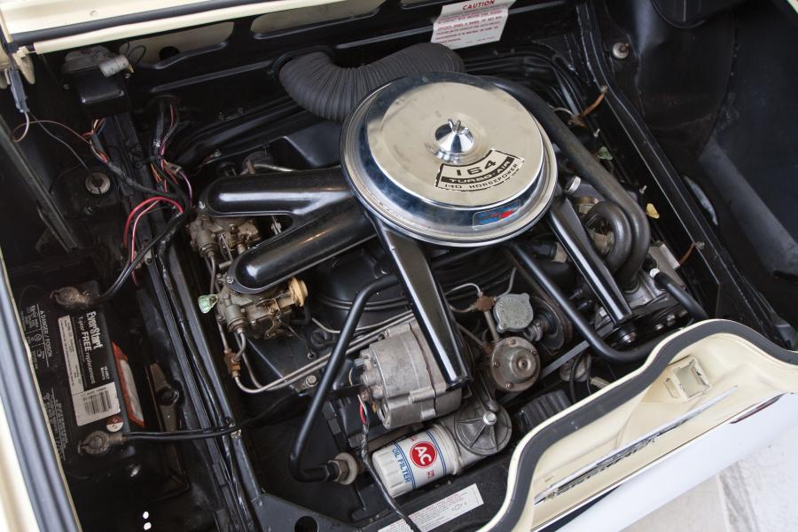 Моторный отсек Chevrolet Corvair Monza Convertible Coupe 1969 года  (фото 3 из 18)